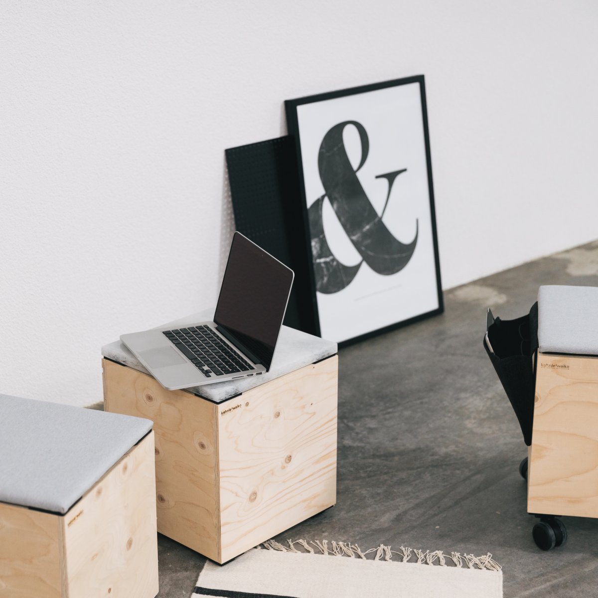 Sitzhocker Cube auf Rollen mit Sitzpolster – Bild 3