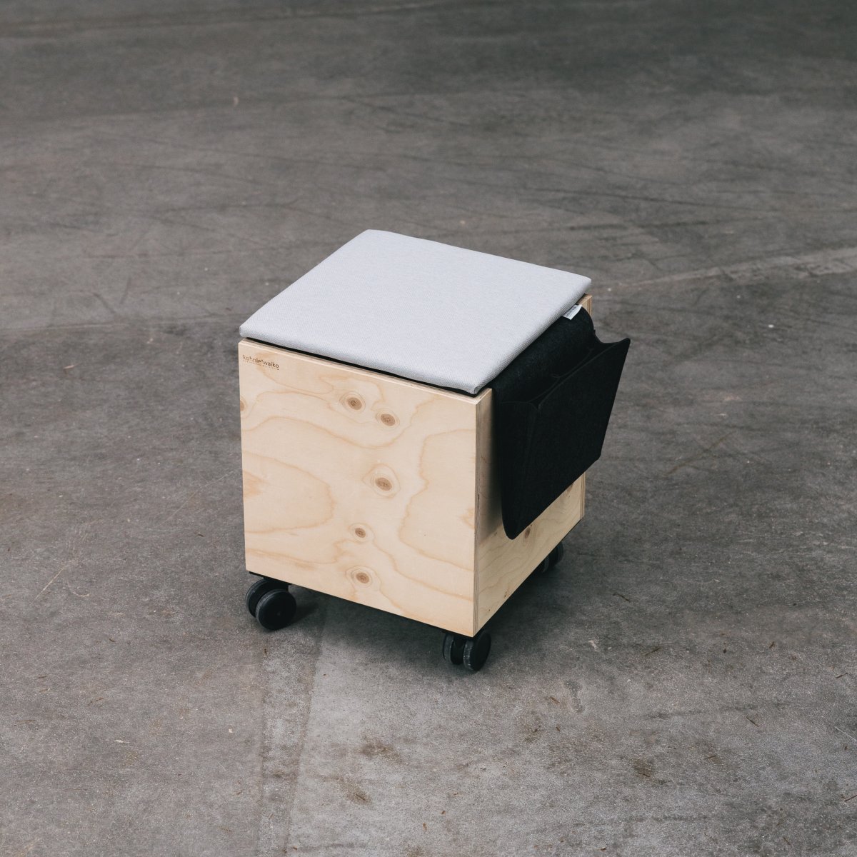 Sitzhocker Cube auf Rollen mit Sitzpolster – Bild 2
